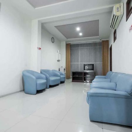 Отель Reddoorz @ Panglima Sudirman Сурабая Экстерьер фото