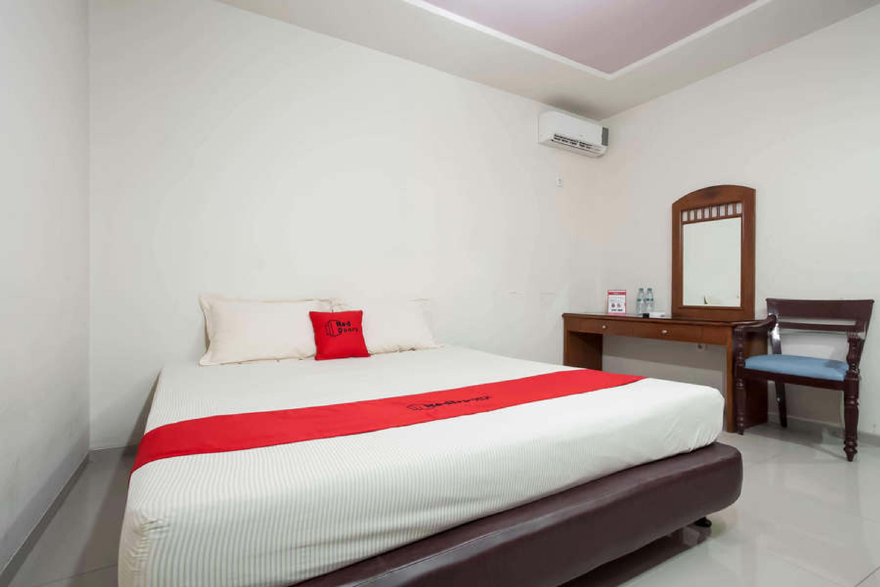 Отель Reddoorz @ Panglima Sudirman Сурабая Экстерьер фото