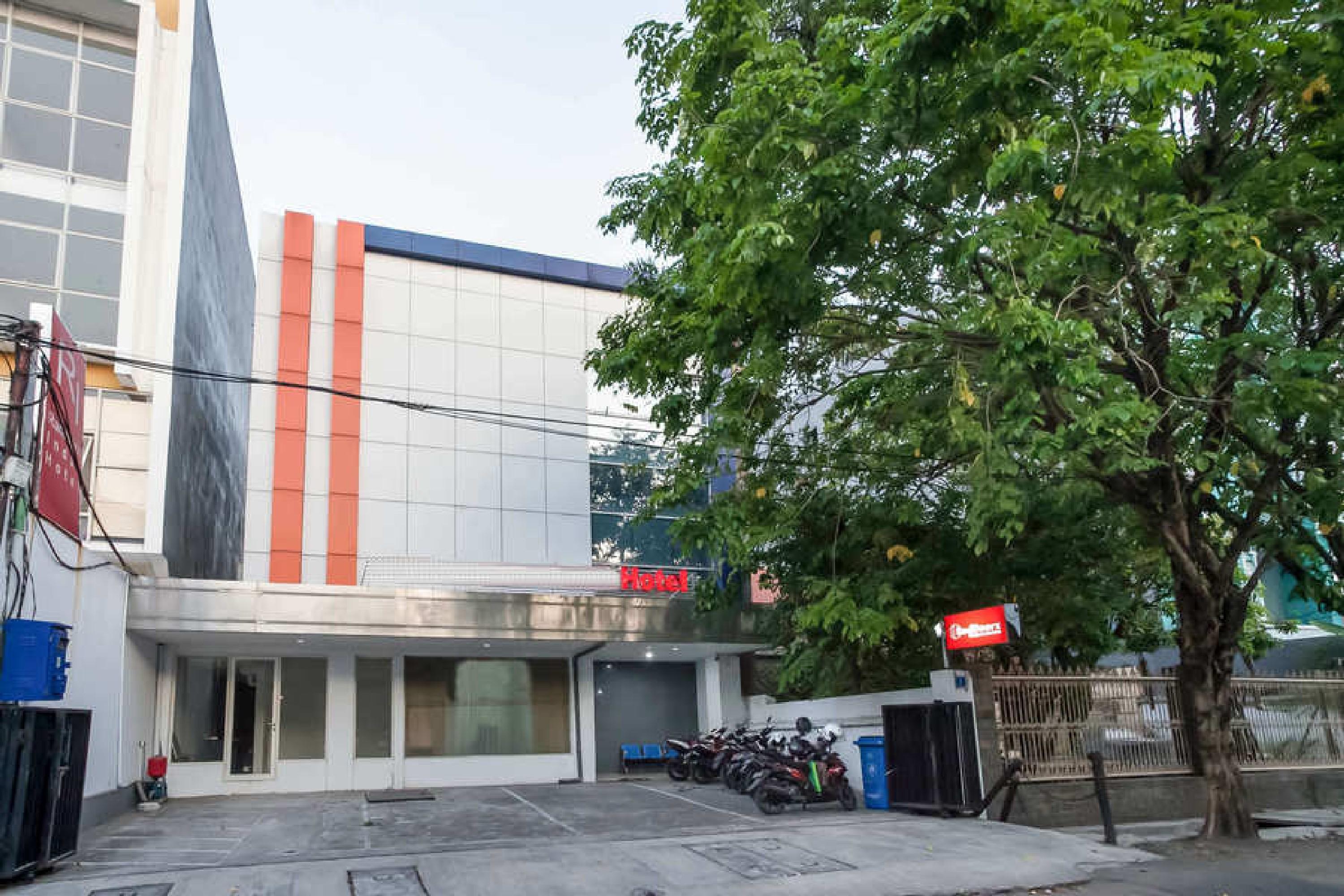 Отель Reddoorz @ Panglima Sudirman Сурабая Экстерьер фото