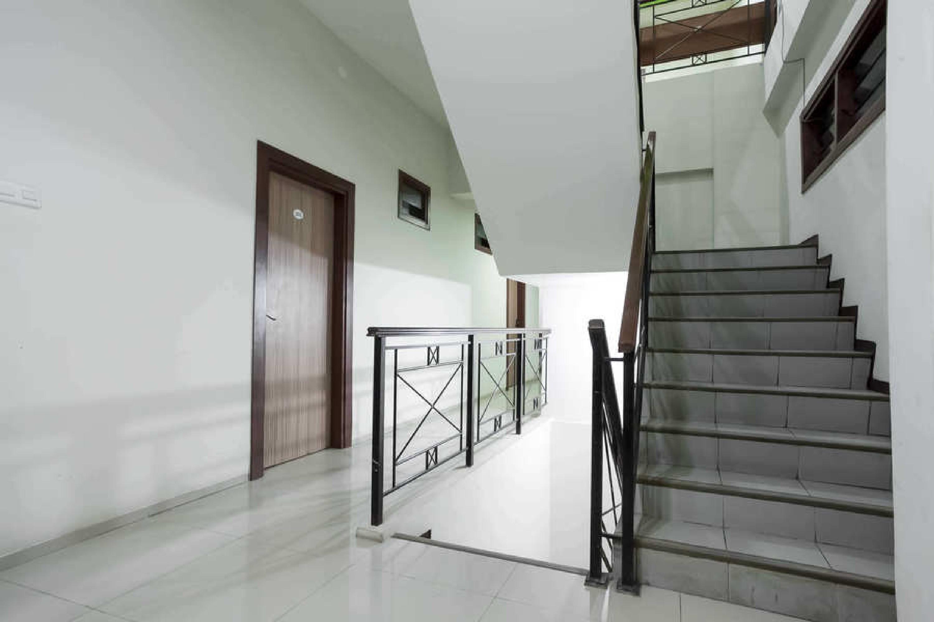 Отель Reddoorz @ Panglima Sudirman Сурабая Экстерьер фото