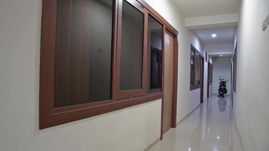 Отель Reddoorz @ Panglima Sudirman Сурабая Экстерьер фото