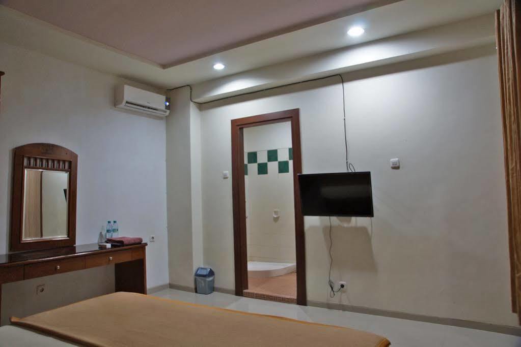 Отель Reddoorz @ Panglima Sudirman Сурабая Экстерьер фото