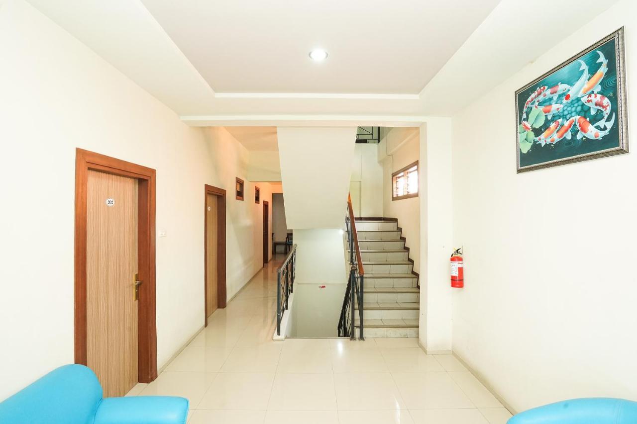 Отель Reddoorz @ Panglima Sudirman Сурабая Экстерьер фото