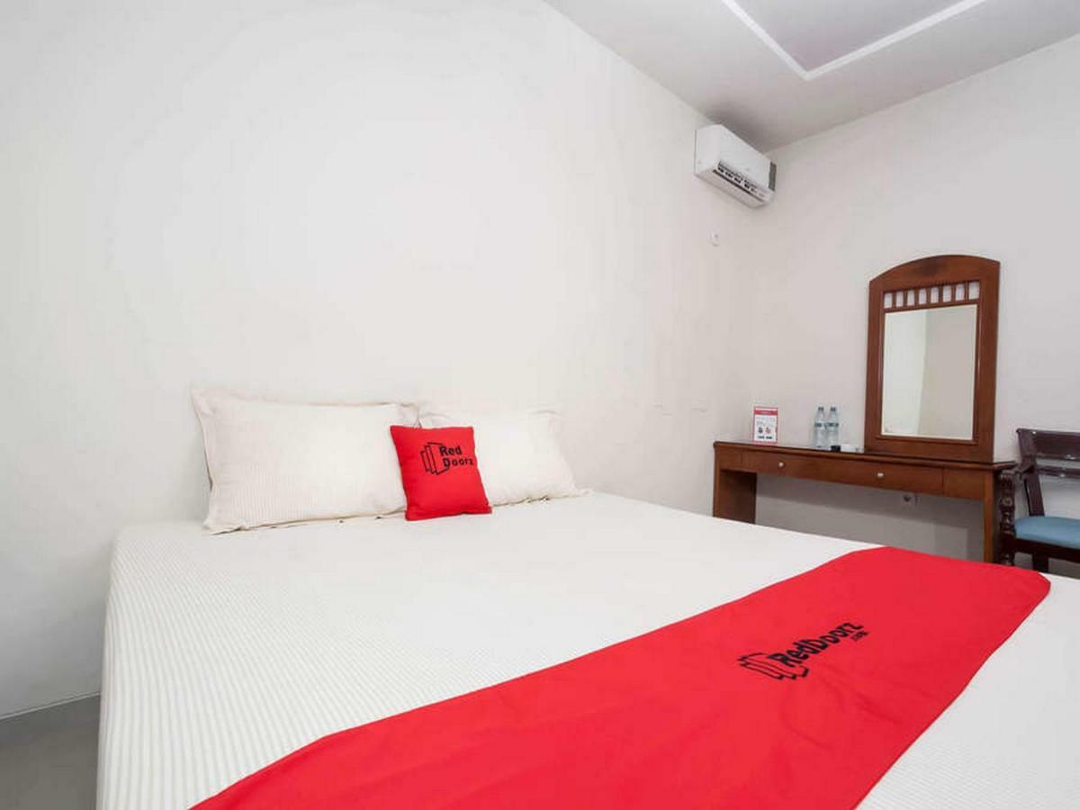 Отель Reddoorz @ Panglima Sudirman Сурабая Экстерьер фото