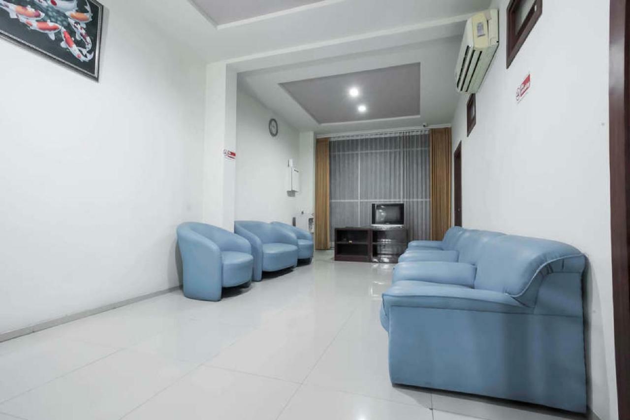 Отель Reddoorz @ Panglima Sudirman Сурабая Экстерьер фото
